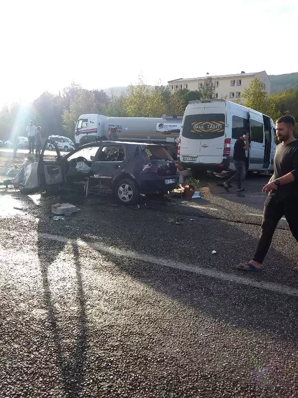 Öğrenci servisi ile otomobil çarpıştı: 1 ölü,15 yaralı Öğrenci servisi ile otomobil çarpıştı: 1 ölü,15 yaralı