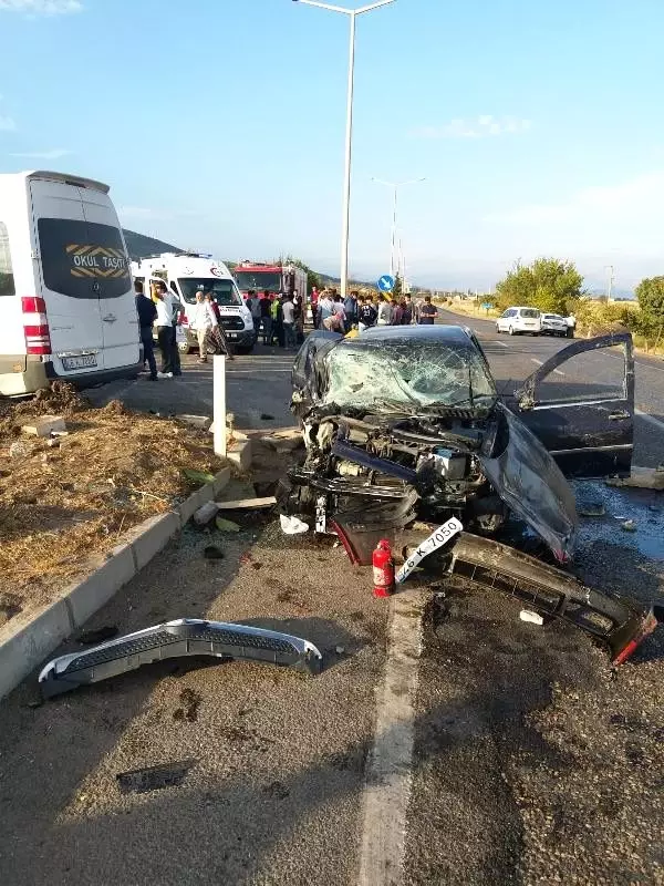 Öğrenci servisi ile otomobil çarpıştı: 1 ölü,15 yaralı Öğrenci servisi ile otomobil çarpıştı: 1 ölü,15 yaralı