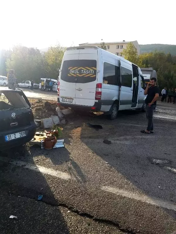 Öğrenci servisi ile otomobil çarpıştı: 1 ölü,15 yaralı Öğrenci servisi ile otomobil çarpıştı: 1 ölü,15 yaralı