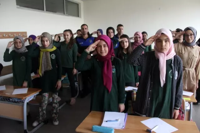 Öğrenciler Mehmetçiğe mektup gönderip, selam durdu Öğrenciler Mehmetçiğe mektup gönderip, selam durdu