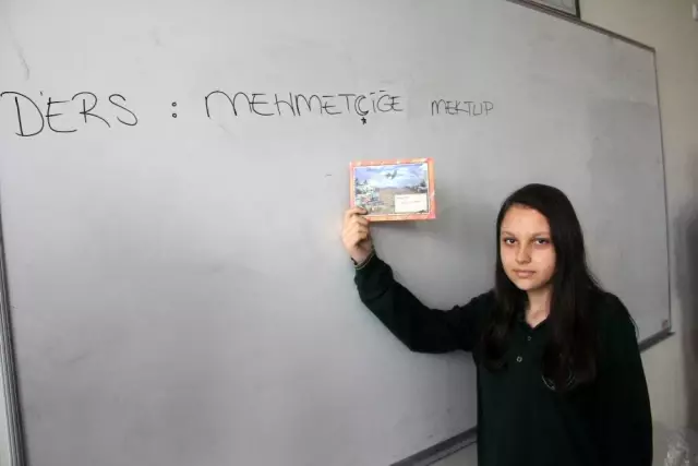 Öğrenciler Mehmetçiğe mektup gönderip, selam durdu Öğrenciler Mehmetçiğe mektup gönderip, selam durdu