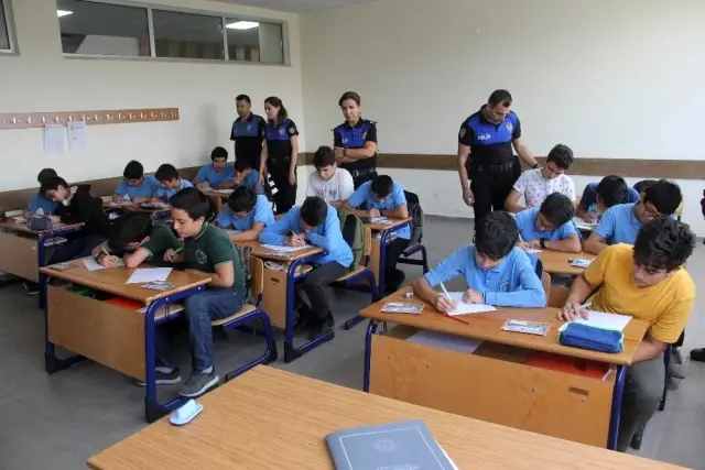 Öğrenciler Mehmetçiğe mektup gönderip, selam durdu Öğrenciler Mehmetçiğe mektup gönderip, selam durdu