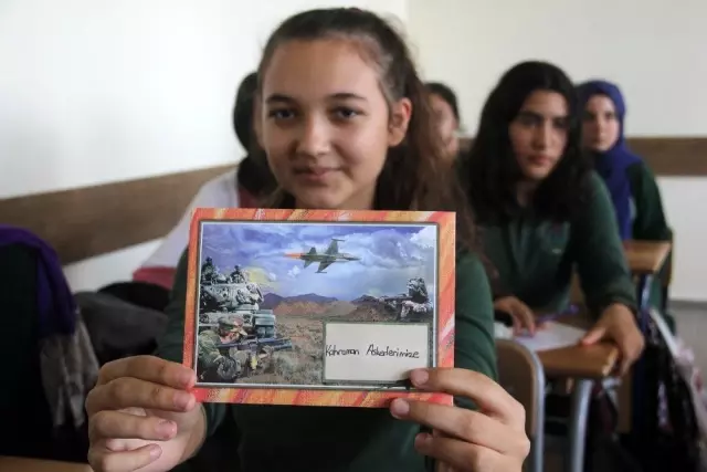 Öğrenciler Mehmetçiğe mektup gönderip, selam durdu Öğrenciler Mehmetçiğe mektup gönderip, selam durdu