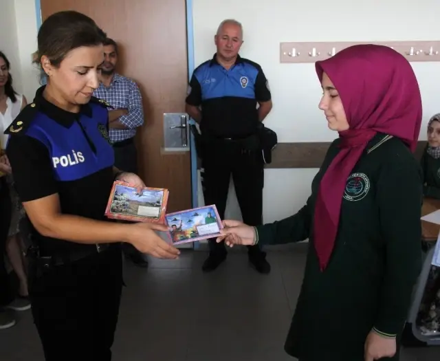Öğrenciler Mehmetçiğe mektup gönderip, selam durdu Öğrenciler Mehmetçiğe mektup gönderip, selam durdu