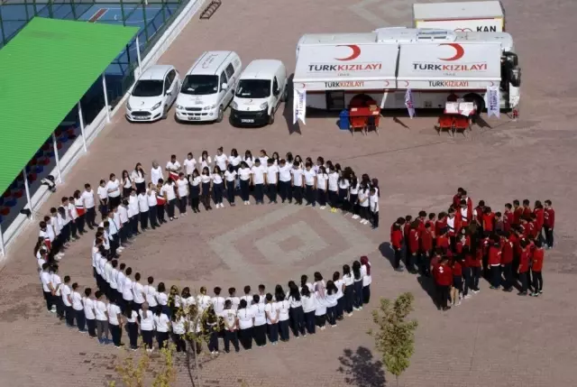 Öğrencilerden Barış Pınarı'na ay yıldız kareografisi ile destek Öğrencilerden Barış Pınarı'na ay yıldız kareografisi ile destek