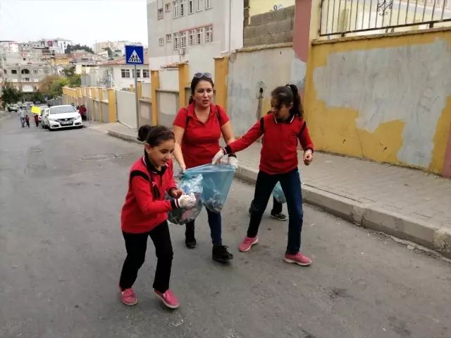 Öğretmen ve öğrenciler çevre temizliği yaptı Öğretmen ve öğrenciler çevre temizliği yaptı