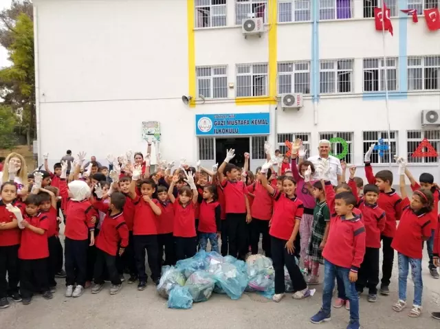 Öğretmen ve öğrenciler çevre temizliği yaptı Öğretmen ve öğrenciler çevre temizliği yaptı