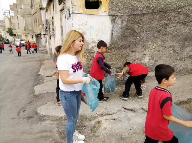 Öğretmen ve öğrenciler çevre temizliği yaptı Öğretmen ve öğrenciler çevre temizliği yaptı