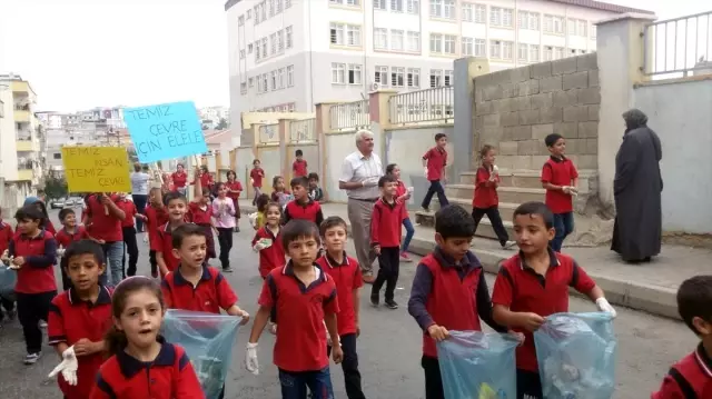 Öğretmen ve öğrenciler çevre temizliği yaptı Öğretmen ve öğrenciler çevre temizliği yaptı