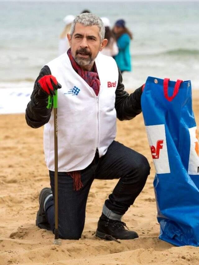 Okan Bayülgen'den anlamlı hareket! Plajda çöp topladı