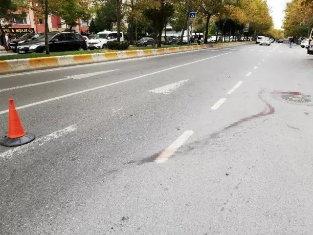 Yolun karşısına geçmek isterken araba çarpan yaşlı adam, metrelerce havada uçtu Yolun karşısına geçmek isterken araba çarpan yaşlı adam, metrelerce havada uçtu