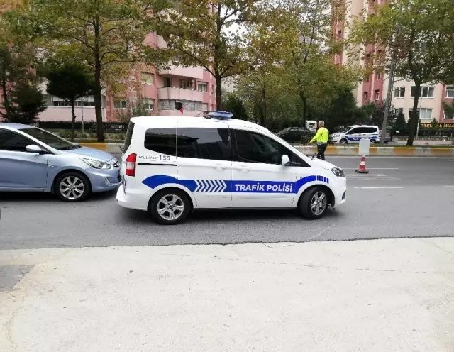 Yolun karşısına geçmek isterken araba çarpan yaşlı adam, metrelerce havada uçtu Yolun karşısına geçmek isterken araba çarpan yaşlı adam, metrelerce havada uçtu