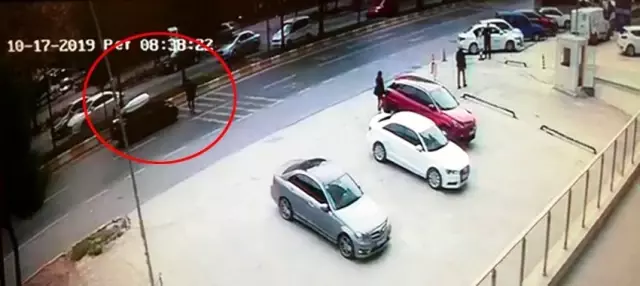 Yolun karşısına geçmek isterken araba çarpan yaşlı adam, metrelerce havada uçtu Yolun karşısına geçmek isterken araba çarpan yaşlı adam, metrelerce havada uçtu