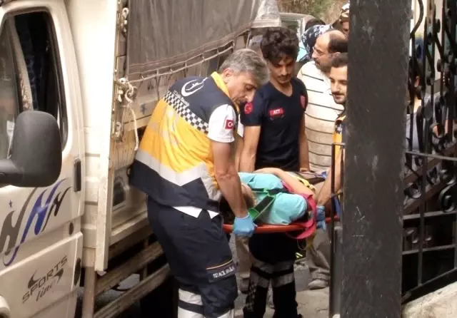 (Özel) Beyoğlu'nda yasak parklar nedeniyle yolda yürümek zorunda kalan öğrenciye kamyonet çarptı