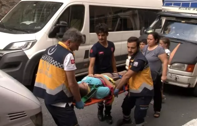 (Özel) Beyoğlu'nda yasak parklar nedeniyle yolda yürümek zorunda kalan öğrenciye kamyonet çarptı (Özel) Beyoğlu'nda yasak parklar nedeniyle yolda yürümek zorunda kalan öğrenciye kamyonet çarptı