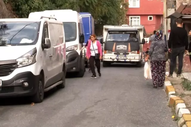 (Özel) Beyoğlu'nda yasak parklar nedeniyle yolda yürümek zorunda kalan öğrenciye kamyonet çarptı (Özel) Beyoğlu'nda yasak parklar nedeniyle yolda yürümek zorunda kalan öğrenciye kamyonet çarptı