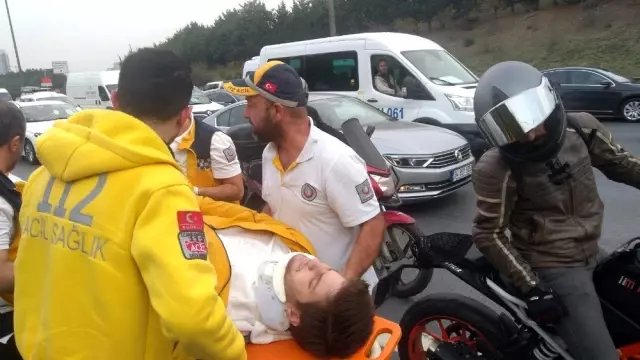 (Özel) Emniyet şeridindeki otomobile motosiklet çarptı: 1 yaralı
