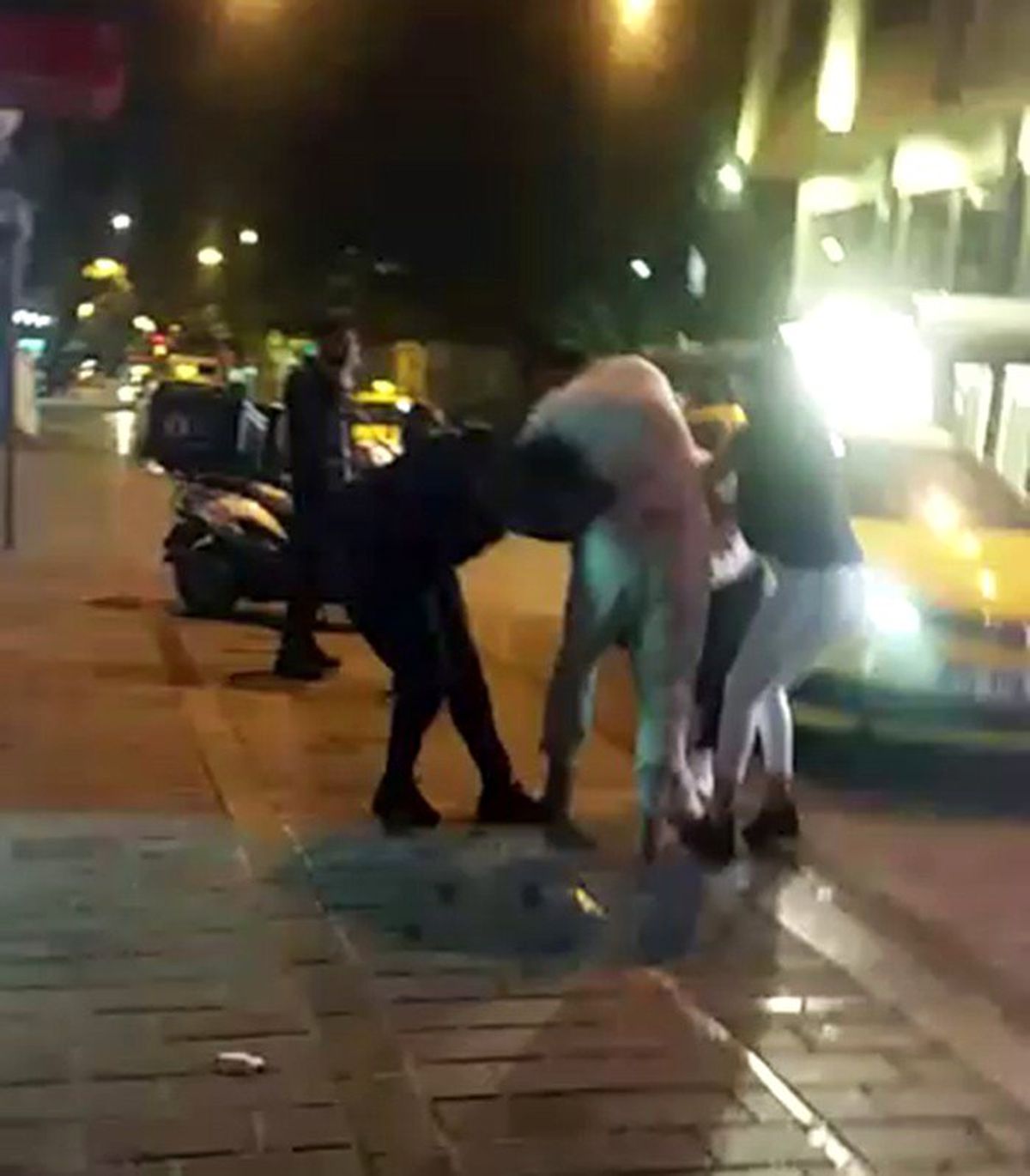 Taksim'de yabancı uyruklu iki kadın saç baş birbirine girdi