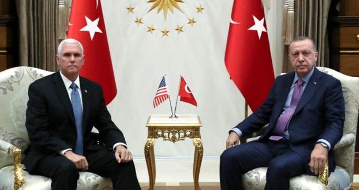 Pence ile Erdoğan görüşmesinde dikkat çeken anlar! Pence sarılmak istedi Erdoğan sadece tokalaştı