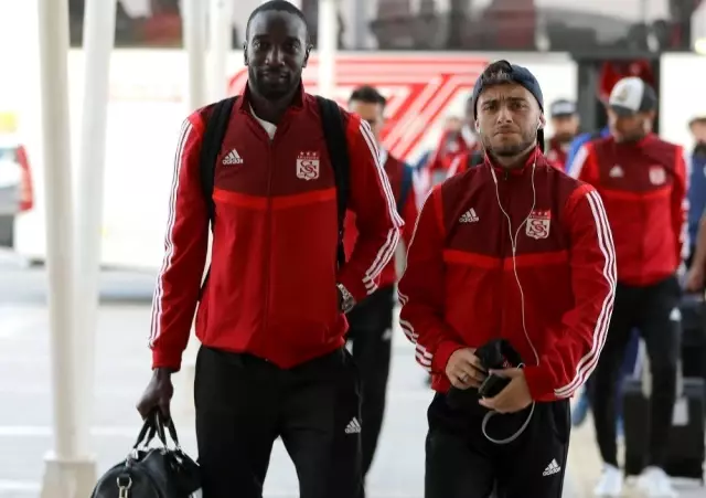 Sivasspor, Galatasaray maçı için İstanbul'a gitti Sivasspor, Galatasaray maçı için İstanbul'a gitti