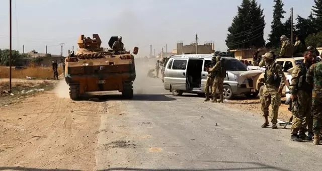 Suriye Milli Ordusu askerleri Münbiç'in sıfır noktasına ulaştı Suriye Milli Ordusu askerleri Münbiç'in sıfır noktasına ulaştı