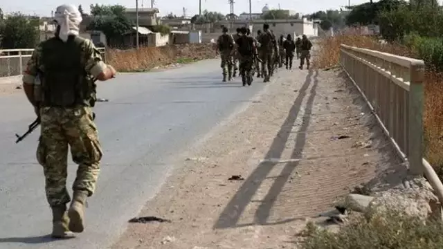 Suriye Milli Ordusu askerleri Münbiç'in sıfır noktasına ulaştı Suriye Milli Ordusu askerleri Münbiç'in sıfır noktasına ulaştı