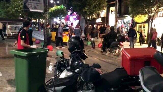 Taksici aracına tekme atan şahsa uçan tekmeyle karşılık verdi
