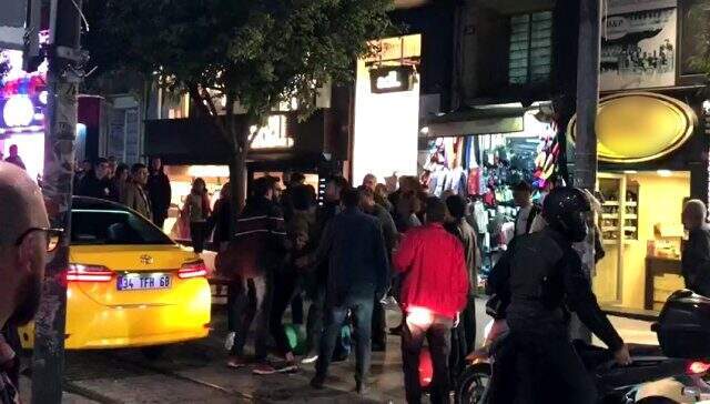 Taksici aracına tekme atan şahsa uçan tekmeyle karşılık verdi