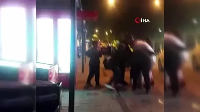 Taksim'de yabancı uyruklu iki kadının saç saça baş başa kavgası kamerada Taksim'de yabancı uyruklu iki kadının saç saça baş başa kavgası kamerada