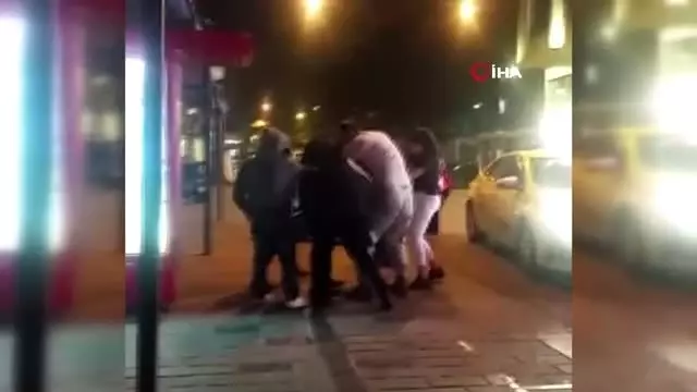 Taksim'de yabancı uyruklu iki kadının saç saça baş başa kavgası kamerada Taksim'de yabancı uyruklu iki kadının saç saça baş başa kavgası kamerada