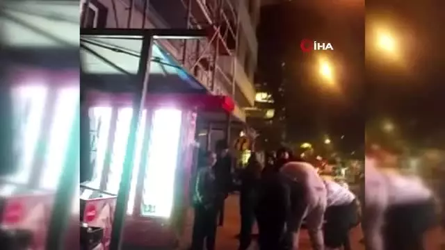 Taksim'de yabancı uyruklu iki kadının saç saça baş başa kavgası kamerada Taksim'de yabancı uyruklu iki kadının saç saça baş başa kavgası kamerada