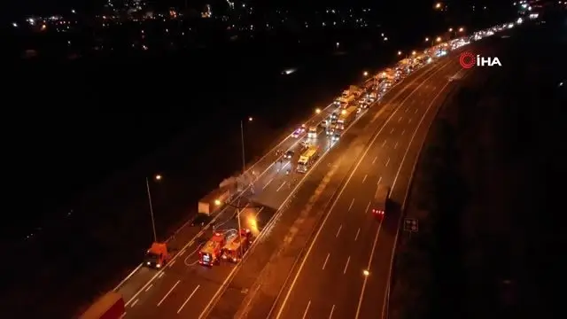 TEM'de dorsesi yanan ip yüklü tır otoyolu trafiğe kapattı. TEM'de dorsesi yanan ip yüklü tır otoyolu trafiğe kapattı.