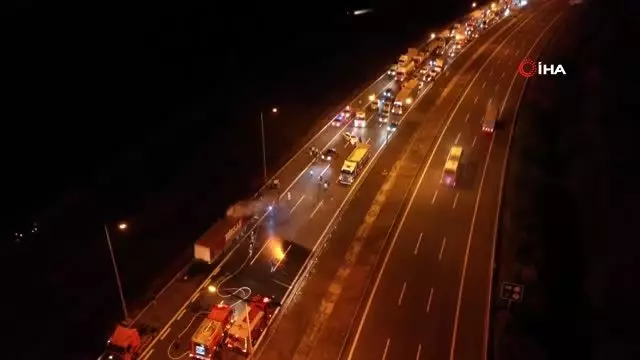 TEM'de dorsesi yanan ip yüklü tır otoyolu trafiğe kapattı. TEM'de dorsesi yanan ip yüklü tır otoyolu trafiğe kapattı.