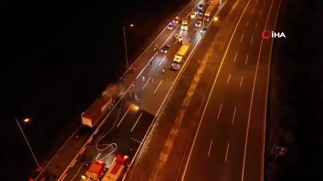 TEM'de dorsesi yanan ip yüklü tır otoyolu trafiğe kapattı. TEM'de dorsesi yanan ip yüklü tır otoyolu trafiğe kapattı.