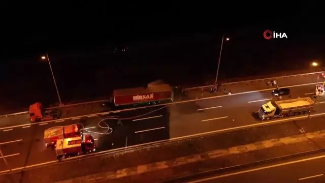 TEM'de dorsesi yanan ip yüklü tır otoyolu trafiğe kapattı. TEM'de dorsesi yanan ip yüklü tır otoyolu trafiğe kapattı.