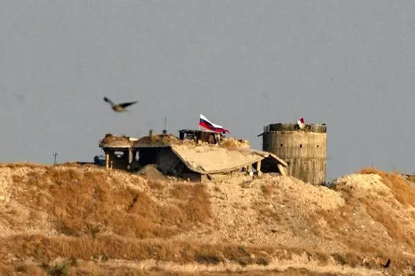 Terör örgütü YPG'nin karargahına Rusya bayrağı asıldı