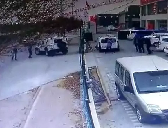 Trafikte tartıştığı gençlerin elektrikli bisikletini ciple ezdi Trafikte tartıştığı gençlerin elektrikli bisikletini ciple ezdi