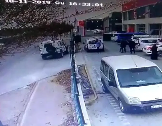 Trafikte tartıştığı gençlerin elektrikli bisikletini ciple ezdi Trafikte tartıştığı gençlerin elektrikli bisikletini ciple ezdi