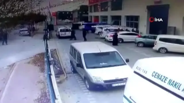 Trafikte tartıştığı gençlerin elektrikli bisikletini ciple böyle ezdi Trafikte tartıştığı gençlerin elektrikli bisikletini ciple böyle ezdi