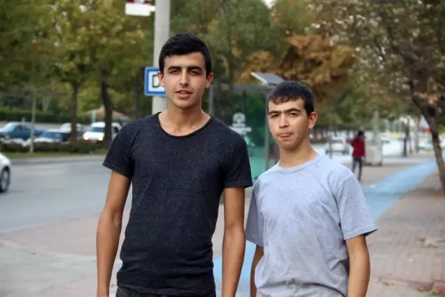 Trafikte tartıştığı gençlerin elektrikli bisikletini ciple ezdi Trafikte tartıştığı gençlerin elektrikli bisikletini ciple ezdi