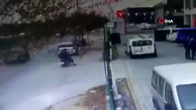 Trafikte tartıştığı gençlerin elektrikli bisikletini ciple böyle ezdi Trafikte tartıştığı gençlerin elektrikli bisikletini ciple böyle ezdi