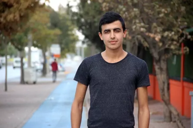 Trafikte tartıştığı gençlerin elektrikli bisikletini ciple ezdi Trafikte tartıştığı gençlerin elektrikli bisikletini ciple ezdi