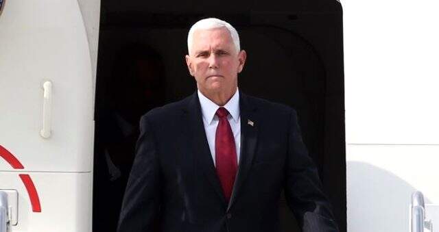 Türkiye'ye iniş yapan Mike Pence'in gergin yüz ifadesi dikkat çekti