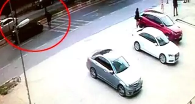 Yolun karşısına geçmek isterken araba çarpan yaşlı adam, metrelerce havada uçtu Yolun karşısına geçmek isterken araba çarpan yaşlı adam, metrelerce havada uçtu