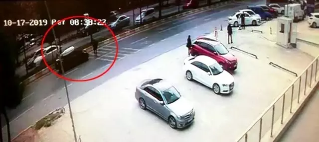 Yolun karşısına geçmek isterken araba çarpan yaşlı adam, metrelerce havada uçtu Yolun karşısına geçmek isterken araba çarpan yaşlı adam, metrelerce havada uçtu