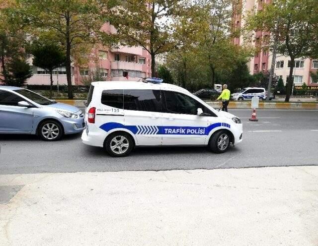 Yolun karşısına geçmek isterken araba çarpan yaşlı adam, metrelerce havaya fırladı