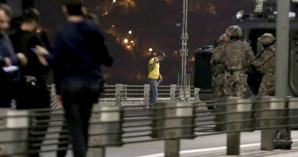 15 Temmuz Şehitler Köprüsü'nde elindeki silahla yolu kesen şahıs, metrelerce araç kuyruğu oluşturdu