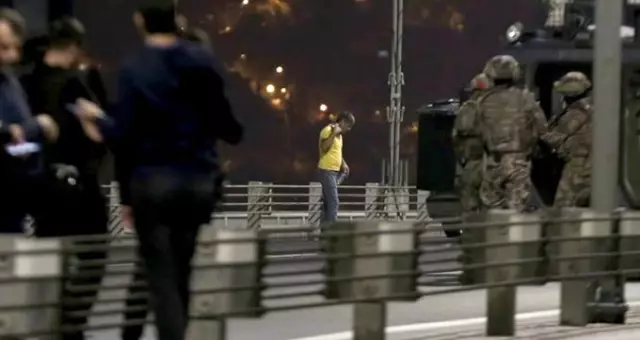 15 Temmuz Şehitler Köprüsü'nde elindeki silahla yolu kesen şahıs, metrelerce araç kuyruğu oluşturdu