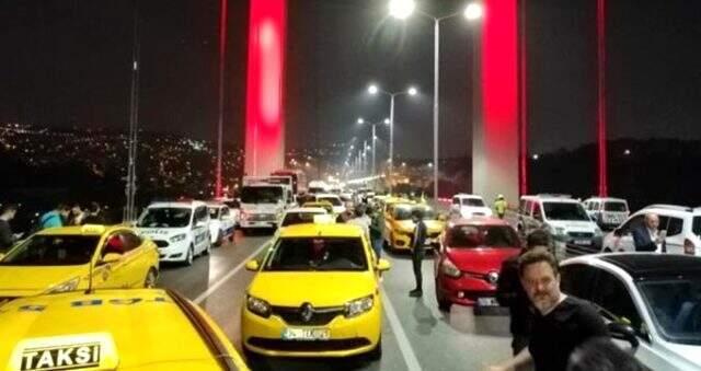 15 Temmuz Şehitler Köprüsü'nde elindeki silahla yolu kesen şahıs, metrelerce araç kuyruğu oluşturdu