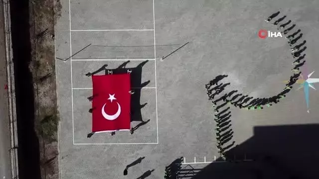 Ahlatlı öğrencilerden Mehmetçik'e destek Ahlatlı öğrencilerden Mehmetçik'e destek